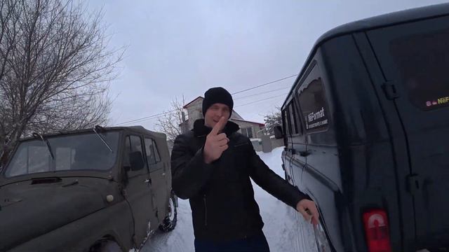 Веселые ребята столкнули два УАЗа в снежном бою!!!!!!!! Спор на 5000р. смотреть онлайн