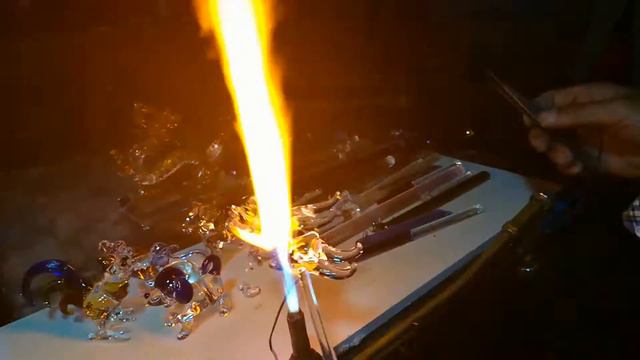 glass horse art in hong kong street|| street art смотреть онлайн