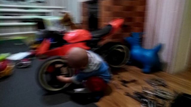 Ремонт колеса мотоцикла. Лео играет в мотомастерскую смотреть онлайн