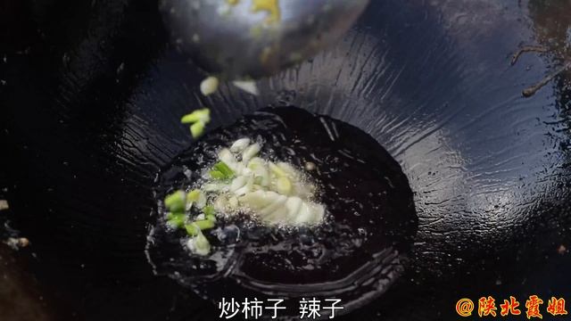 【陕北霞姐】霞姐做鸡蛋柿子手擀面吃，特色农村天然灰野菜，一人两大碗吃的过瘾！ смотреть онлайн
