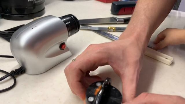 Как заточить Ножи . Электрическая точилка ножей ТВ магазин . Нож Кредитка . Вакуумная точилка смотреть онлайн