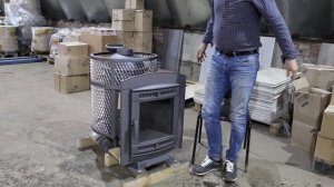 Чугунная банная печь "Атмосфера" в сетке. Скромненько, но со вкусом.