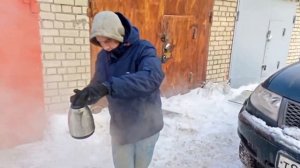 Что будет, если зимой вылить на стекло кипяток