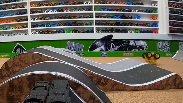 Toy Diecast Monster Truck Racing Tournament | Custom Made MINECRAFT Monster Trucks | ROUND #1 смотреть онлайн