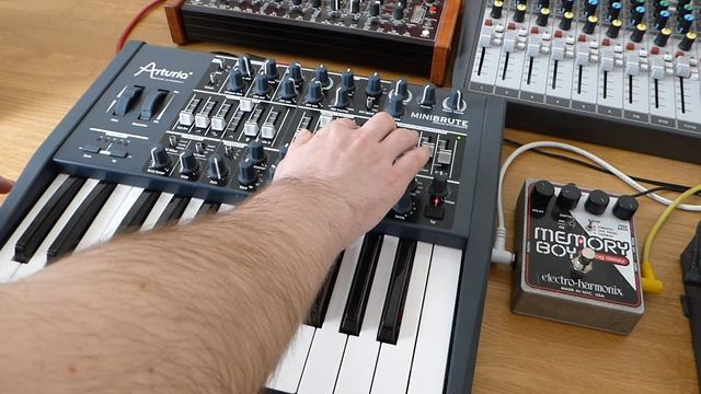 Arturia Minibrute & EHX Memory Boy смотреть онлайн