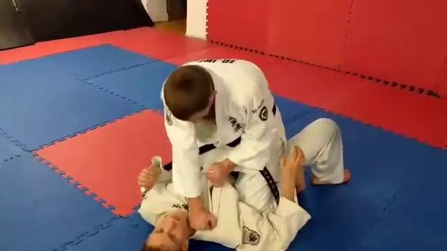 Удушение спереди двумя отворотами. Удушение спереди двумя отворотами скрещивая руки