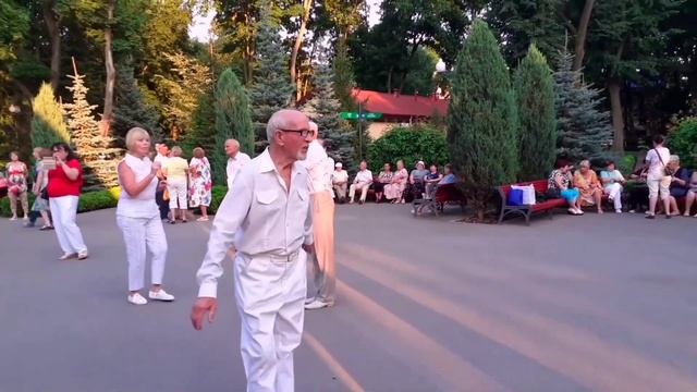 ЧТО С ТАКОЮ КРАСОТОЙ, РЯДОМ ДОЛЖЕН БЫТЬ ДРУГОЙ! СЧАСТЛИВЫЕ МОМЕНТЫ ИЗ ПАРКА ГОРЬКОГО ХАРЬКОВ ТАНЦЫ смотреть онлайн