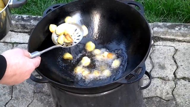 Жаренная картошка с свининой в казане. смотреть онлайн