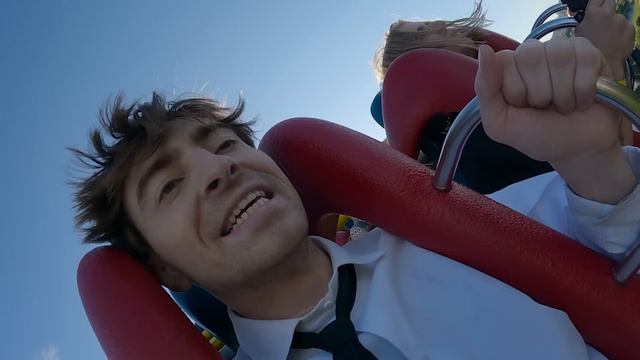 катаемся в парке аттракционах