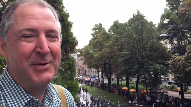 30Second Mom Video: Dieter Schmitz Shares the Oktoberfest Parade in Munich, Germany смотреть онлайн