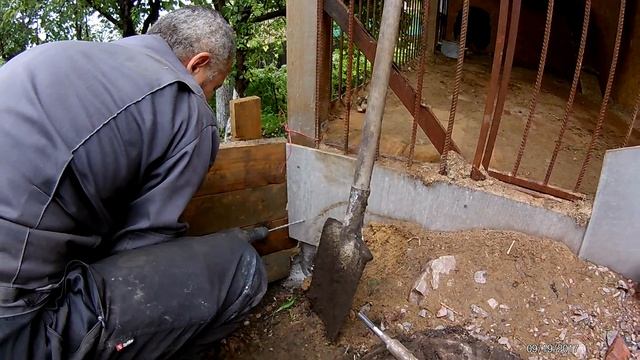 У брата на даче, делаем подпорную стенку смотреть онлайн