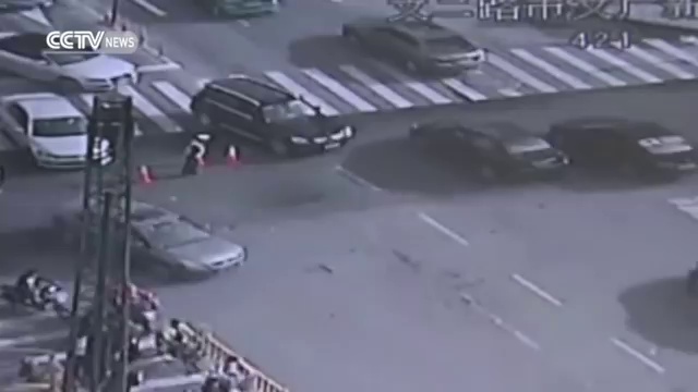 Китайские полицейские предотвратили дорожный коллапс смотреть онлайн