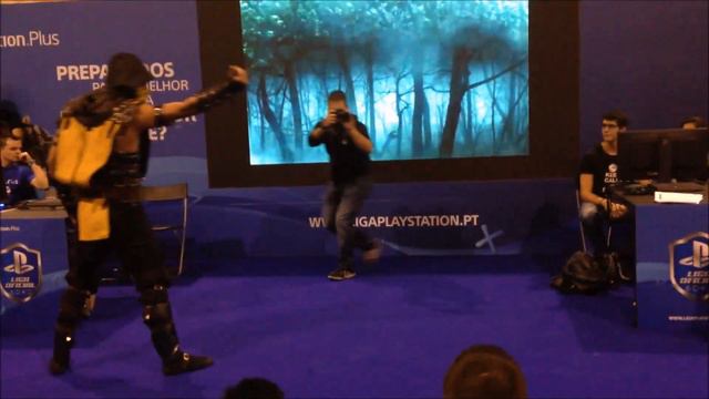 Sub-Zero Vs Scorpion in Real Life!!!!!!!!!! (live LGW 19.11.2016) смотреть онлайн