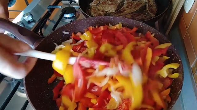 Жаренная печень с овощами. Попробуйте это очень вкусно! смотреть онлайн