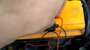 Как проверить автомобильный аккумулятор на работоспособность мультиметром?