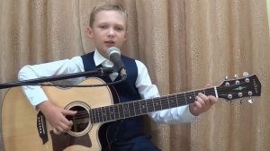 Большой секрет для маленькой компании. Максим Носов играет на гитаре.