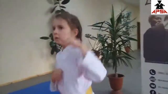 Отработка ударов (детская группа) смотреть онлайн