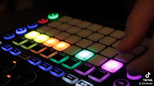 Session 14 with "Street Dreams" on the Novation Circuit OG смотреть онлайн