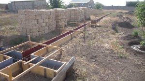 Постройка фундамента под забор и ракушечняка