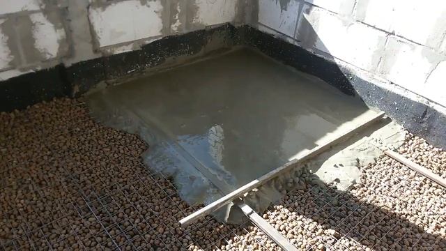 Заливка стяжки пола частного дома своими руками. Стяжка пола по грунту. смотреть онлайн