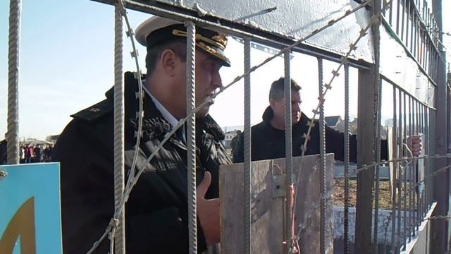 Денис Березовский уговаривает феодосийских морских пехотинцев нарушить присягу смотреть онлайн