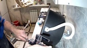 Установка новой мойки на кухню в новую столешницу своими руками. Все доступно.