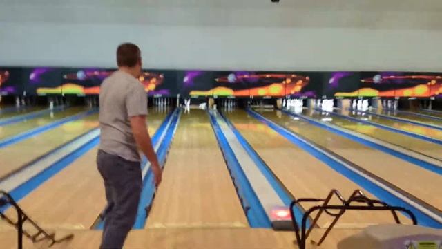 Getting A Strike at Ten Pin Bowling at Bowlplex смотреть онлайн