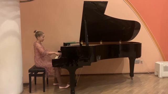 София Леонович: 1. Григ Э. - Этюд "Памяти Шопена". 2. Шoстакович Д. Д. - "Испанский танец" смотреть онлайн