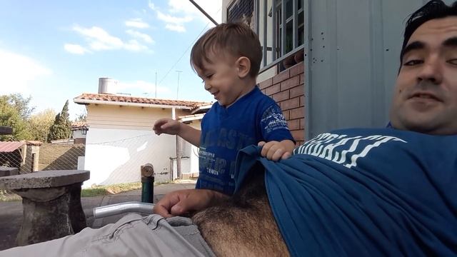 INFLANDO LA PANZA DE PAPÁ