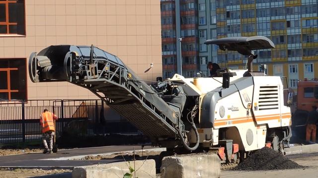 Дорожная Фреза - Будет срезать Асфальт и насыпать кучками. смотреть онлайн