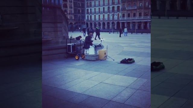 Уличный Барабанщик Street Drummer смотреть онлайн