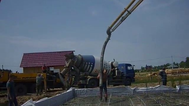 Бетононасос в Калуге заливает бетонную плиту