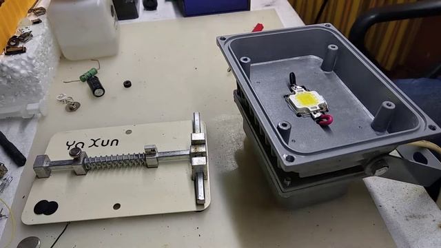 Ремонт и разборка LED прожектора 10W смотреть онлайн