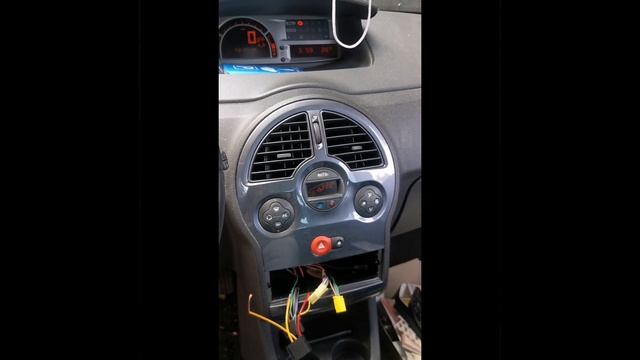 Установка 1DIN авто магнитолу на Renault Modus 2010 г. Renault Modus 2010. Жёлтый разъём. смотреть онлайн