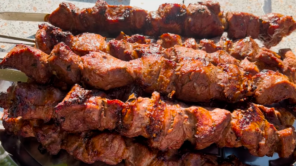 Лучший рецепт шашлыка. Как правильно замариновать мясо. смотреть онлайн