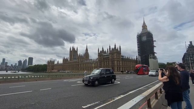 Walking around the Famous London Eye and Houses of UK Parliament смотреть онлайн