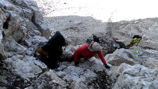 Абхазия. Идем к озеру Дзоу,спускаемся с обрыва смотреть онлайн