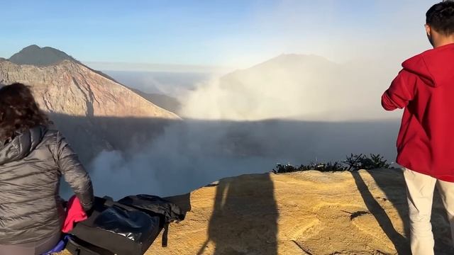 NIGHT HIKE TO IJEN VOLCANO * I CRIED! * | East Java смотреть онлайн