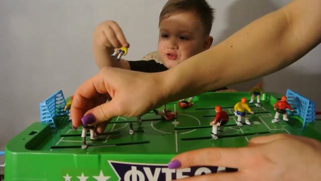 Открываем коробку с настольной игрой футбол, играем и веселимся смотреть онлайн