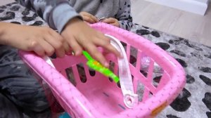 София покупает СЕБЕ ПОДАРКИ на День Рождения. Софунья Шалунья