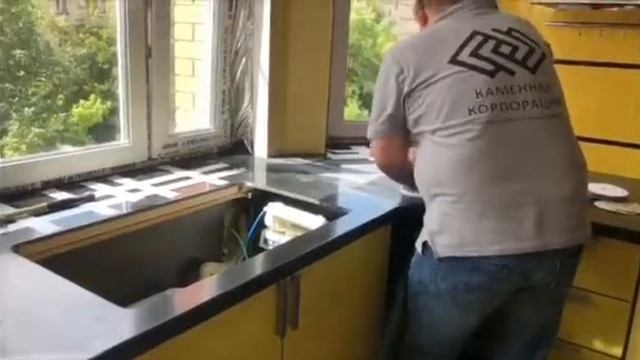 П-образная столешница переходящая в 3 подоконника. Пошаговый монтаж. Полировка в глянец. смотреть онлайн