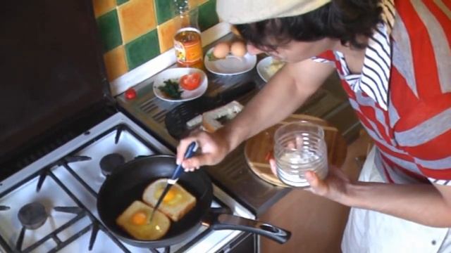 Француская кухня - яичница по французски с Виталием Сердюком смотреть онлайн