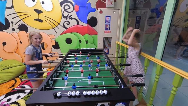 Катание на роликах и настольный футбол. Дети катаются на роликах. Детское видео. смотреть онлайн