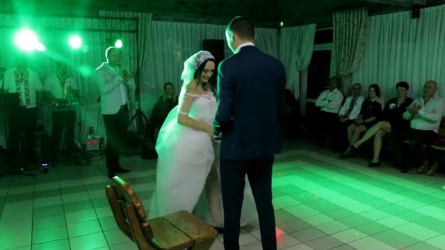 Молода кидає букет. Молодий кидає підвязку. Ресторан Чорногора. смотреть онлайн