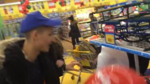 АТАС! Совершеннолетний ребенок устроил истерику в магазине игрушек #хочукешью