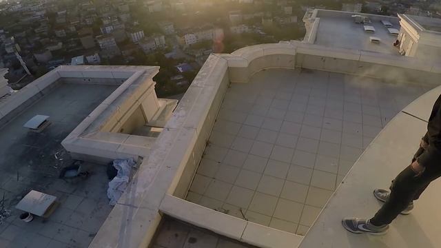 GÖKDELENİN ZİRVESİNE KAÇAK TIRMANMAK !! | ft. Roof Runnerz смотреть онлайн