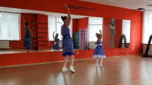 танец мама и дочка .