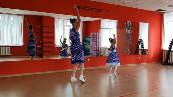 танец мама и дочка .