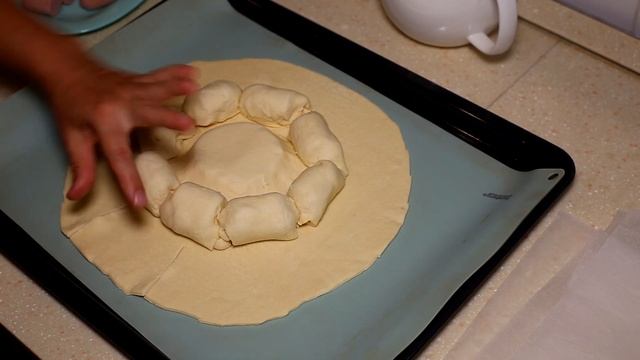 Необычный отрывной пирог за считанные минуты. Все будут в восторге от начинки. смотреть онлайн
