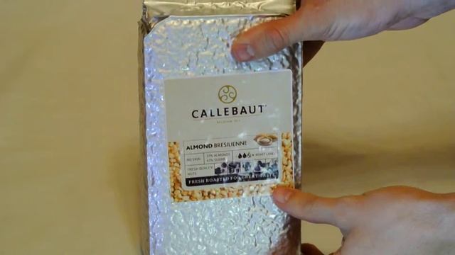 Дробленный карамелизованный миндаль Callebaut / c смотреть онлайн